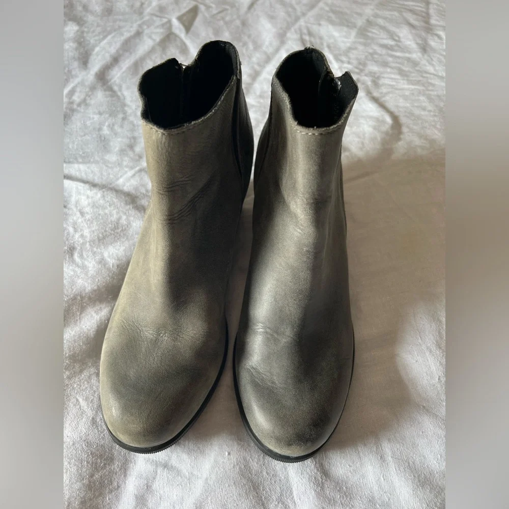 Sorel Gray Leather Boots with Structured Heel - Picture 3 of 8